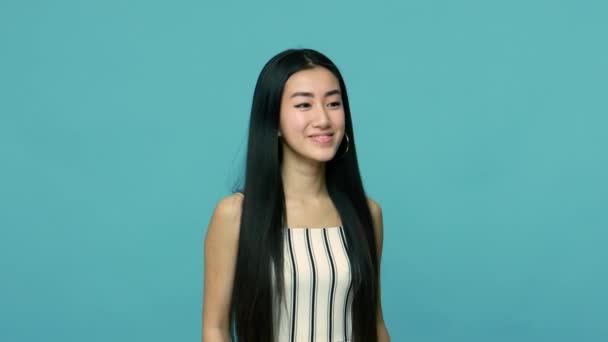 Freudige Asiatische Frau Mit Langen Schwarzen Haaren Fängt Verpackte Geschenkschachtel — Stockvideo