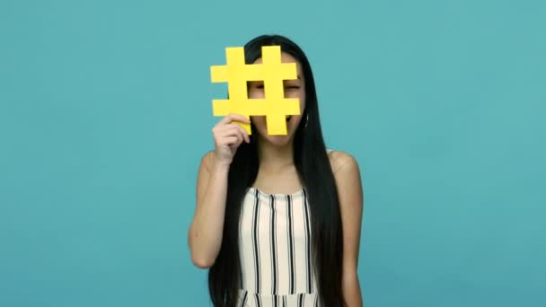 Büyük Sarı Hashtag Sembolü Taşıyan Uzun Siyah Saçlı Neşeli Asyalı — Stok video