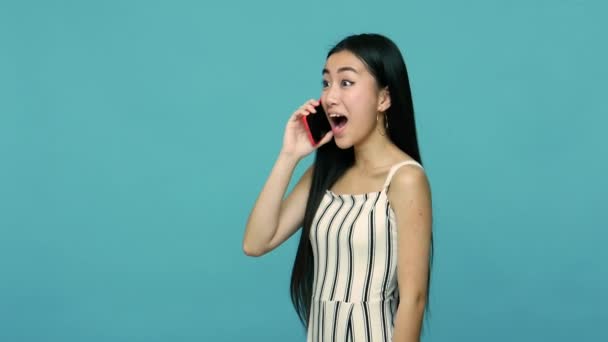 Zdumiewająca Szczęśliwa Azjatka Długimi Czarnymi Włosami Sukience Dzwoniąca Rozmawiająca Przez — Wideo stockowe