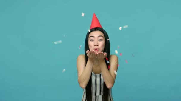 Gelukkige Verjaardag Vreugdevolle Aziatische Vrouw Met Lang Zwart Haar Met — Stockvideo
