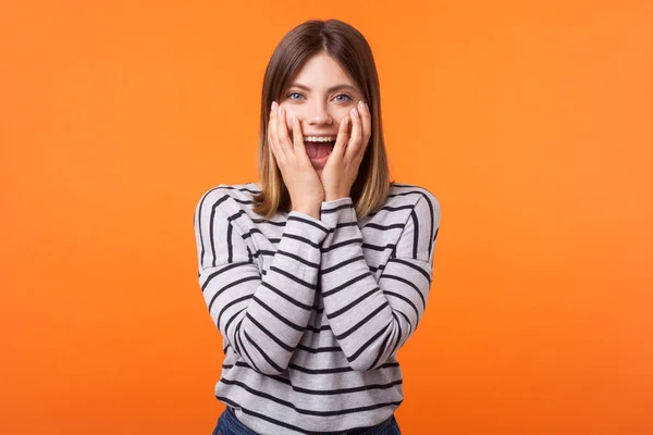 Retrato de mujer joven conmocionada con cabello castaño en manga larga s — Foto de Stock