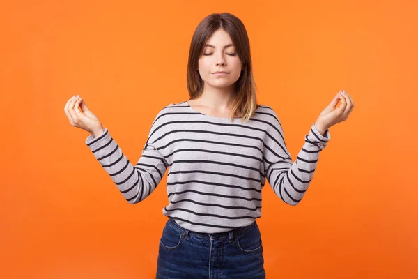 Retrato de calma jovem mulher com cabelo castanho na manga comprida stri — Fotografia de Stock