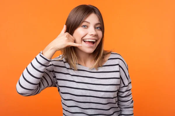 Ruf mich an! Porträt einer fröhlichen schönen Frau mit braunen Haaren in — Stockfoto