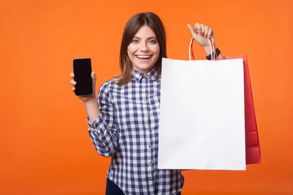 Zakup online, aplikacje mobilne. Portret zadowolonego klienta, bru — Zdjęcie stockowe