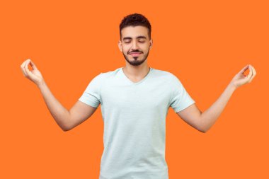 Farkındalık üzerine çalış. Barışçıl yakışıklı esmer adamın portresi.