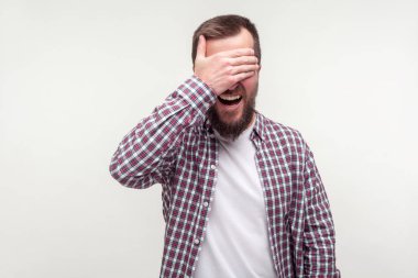 Bakmak istemiyorum! Şaşırmış sakallı adamın portresinin gözleri var. 