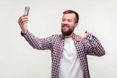 Abone olun! Pozitif yakışıklı sakallı adamın portresi.