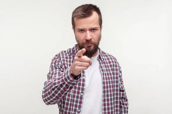 Ei, você! Retrato de homem barbudo mandona estrita apontando aviso f — Fotografia de Stock