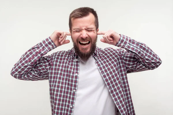 Não quero ouvir! Retrato de louco irritado barbudo homem em — Fotografia de Stock