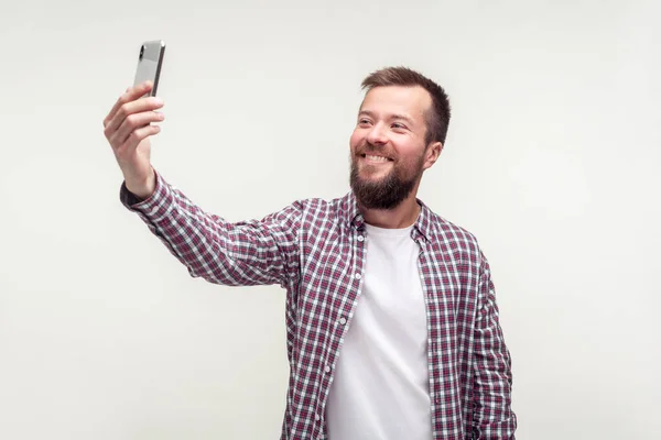 Πορτρέτο του χαρούμενα όμορφος γενειοφόρος άνδρας λήψη selfie χρησιμοποιώντας sm — Φωτογραφία Αρχείου