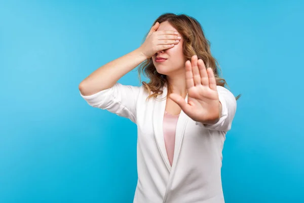 Portrait of frustrated woman covering eyes with hand and showing — Stock Photo, Image
