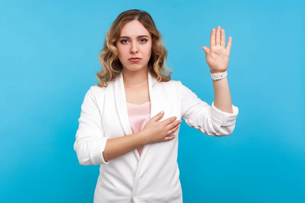 Te lo prometo. Retrato de mujer hermosa haciendo gesto de juramento un —  Fotos de Stock