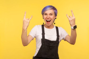 Rock 'n' roll yapan keyifli hippi kadının portresi. 