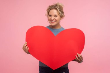 Sevgililer Günü 'nde romantik selamlar. Kıvırcık saçlı güzel bir kadın.