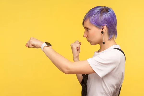 Πλευρική άποψη αποφασισμένη νεαρή γυναίκα hipster punching με γροθιά, — Φωτογραφία Αρχείου