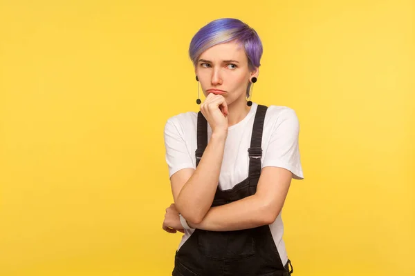 Retrato de mujer hipster pensativa dudosa tocando barbilla y con —  Fotos de Stock