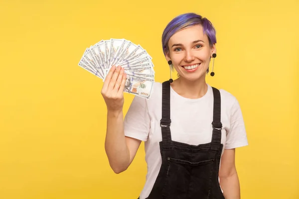 Porträtt av glad elegant hipster flicka visar fan av dollar — Stockfoto