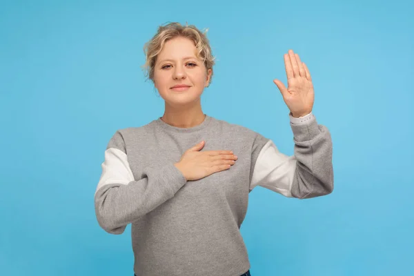 Porträt einer patriotischen Bürgerin, ehrlichen erwachsenen Frau mit lockigem Haar — Stockfoto