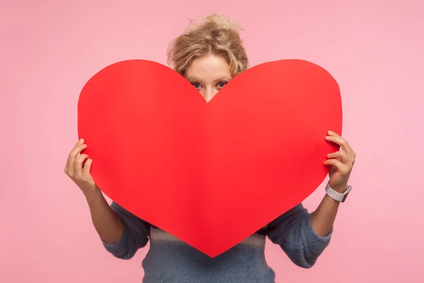 Portret van jonge vrouw met krullend haar verbergen gezicht achter grote r — Stockfoto