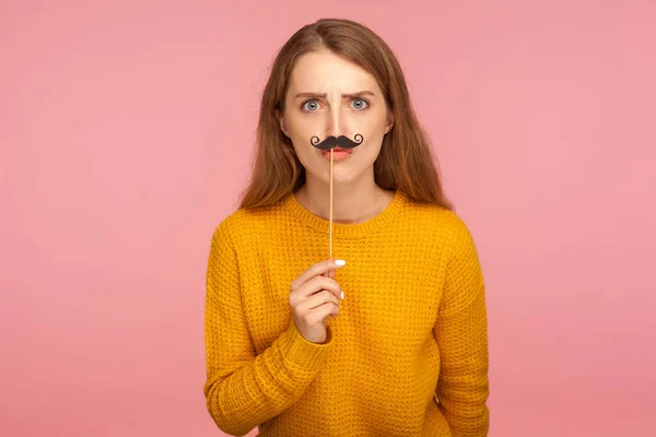 Retrato de agradável olhando charmoso gengibre menina em suéter segurando — Fotografia de Stock