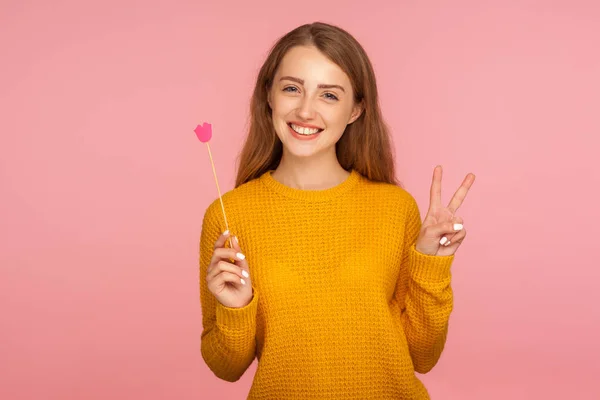 Portré vidám szép gyömbér lány pulóver kezében rózsaszín pa — Stock Fotó