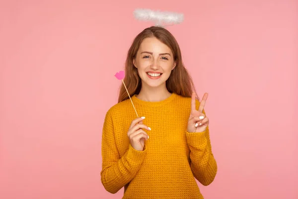 Saint Valentin. Portrait de belle fille au gingembre doux avec halo o o — Photo