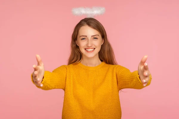 Vem para as minhas mãos! Retrato de menina de gengibre angélico atraente w — Fotografia de Stock