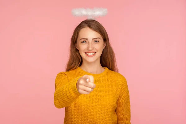 Hé toi ! Portrait d'angélique gingembre gai fille en pull et — Photo