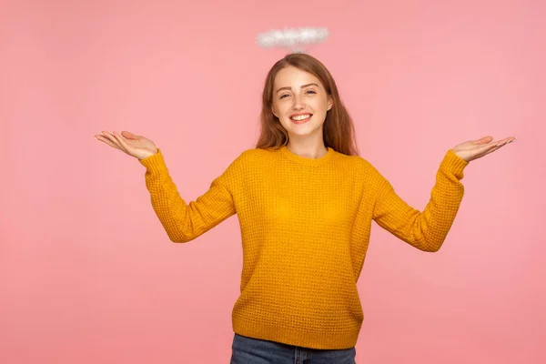 J'en sais rien. Portrait de fille angélique roux avec halo sur la hée — Photo