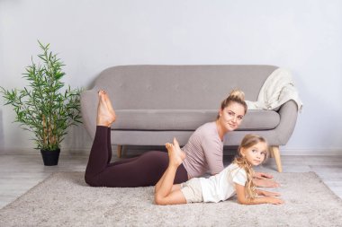 Yoga sfenks pozu veren çekici genç bir anne. 