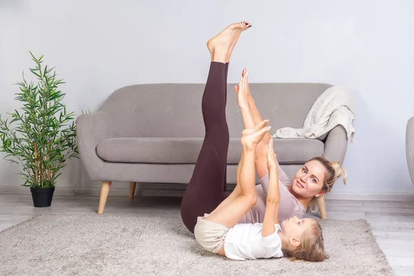 Mladá pozitivní žena dělá strečink flexibilní cvičení dohromady — Stock fotografie