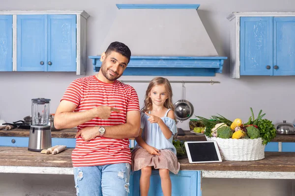 É a tua vez de cozinhar! Pai e filha apontando uns aos outros e s — Fotografia de Stock