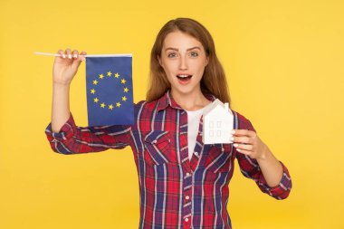 Eu 'da gayrimenkul. Damalı zencefilli kızın portresi