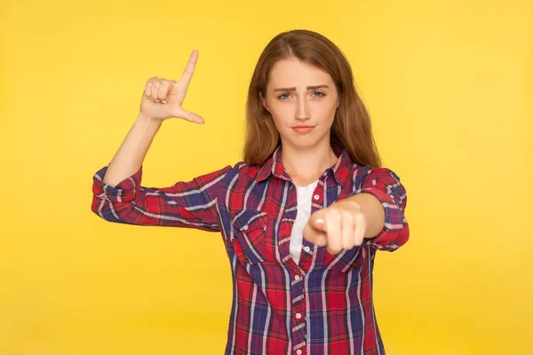 O teu fracasso! retrato de gengibre menina no camisa mostrando perdedor ges — Fotografia de Stock