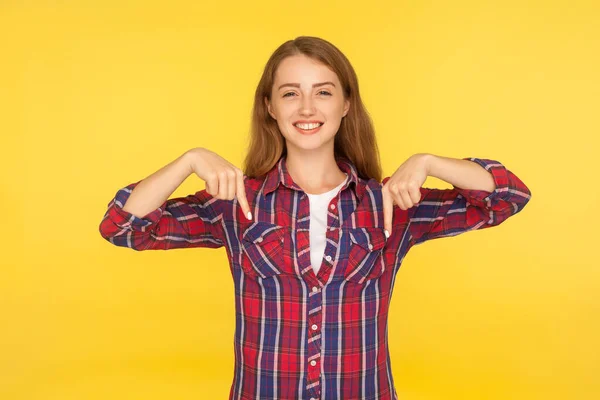 ¡Mira aquí! Retrato de chica jengibre feliz en alfiler de camisa a cuadros — Foto de Stock