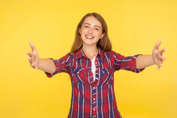 Заходьте на мої руки! Портрет щирої щасливої дівчини-імбиру в сорочці — стокове фото