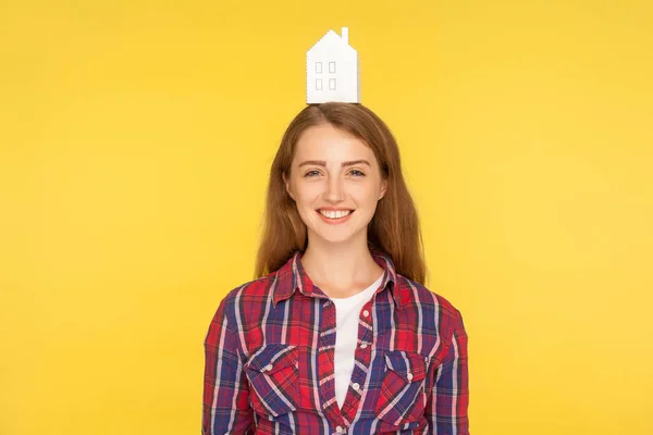 Retrato de menina de gengibre feliz bonito na camisa quadriculada e com p — Fotografia de Stock
