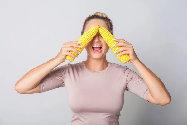Retrato de mulher alegre cobrindo olhos com espigas de milho, abertura — Fotografia de Stock