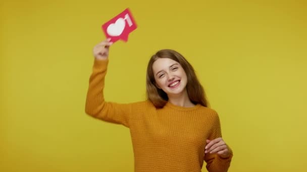 Piękna Szczęśliwa Dziewczyna Rudymi Włosami Pulowerze Trzymając Ikonę Serca Jednym — Wideo stockowe
