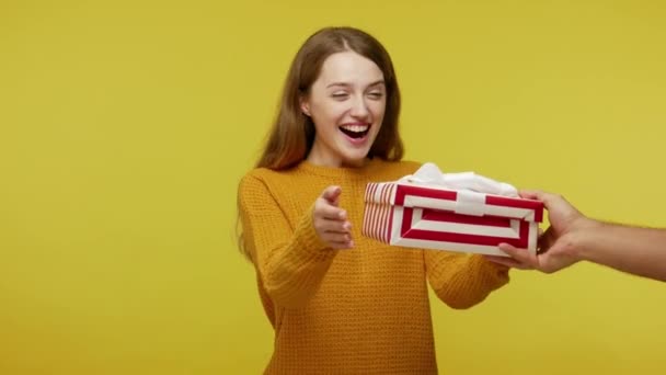 Increíble Chica Hermosa Con Pelo Jengibre Jersey Conseguir Presente Mirando — Vídeo de stock