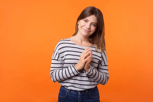 Porträtt av listig smart söt kvinna med brunt hår i långt sle — Stockfoto