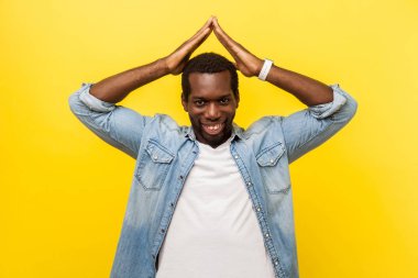 Emniyetteyim. Ev yapımı mutlu bir adamın portresi.