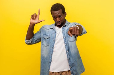 Sen kaybedensin! Ciddi patronluk taslayan bir adamın portresi.