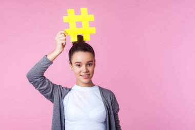 Blogger reklamcılığı. Modaya uygun esmer kız gülümsemesinin portresi