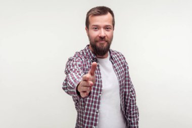 Dost canlısı sakallı genç adamın portresi el sıkışıyor.,