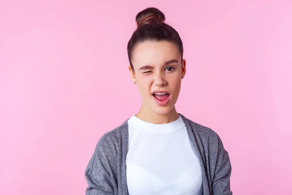 Portrait of playful brunette teenage girl winking at camera, loo — Stock Photo, Image