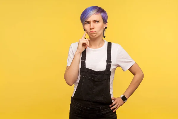 Porträtt av pensiv hipster kvinna ser förvirrad, med tvivel — Stockfoto