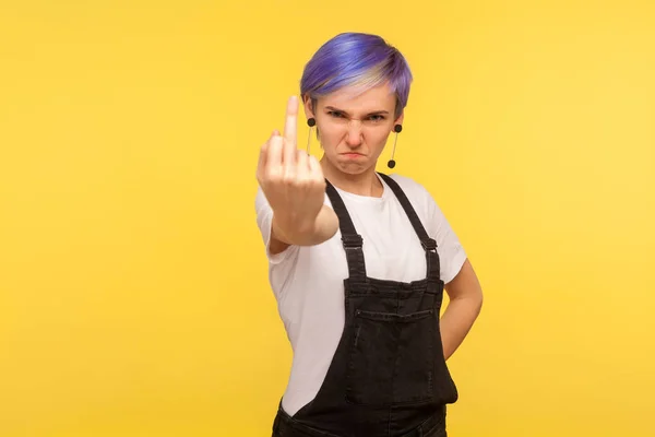 Portré őrült dühös hipster nő bemutató középső ujj, rud — Stock Fotó