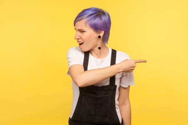 Sai daqui! Retrato de menina hipster agressivo louco apontando para o — Fotografia de Stock