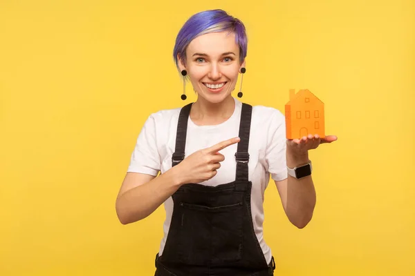 Retrato de joven chica hipster de moda positiva apuntando a —  Fotos de Stock